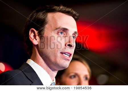 PHOENIX, AZ - 2. NOVEMBER: Kongresmedlem Ben Quayle, søn af tidligere vicepræsident Dan Quayle, fejre