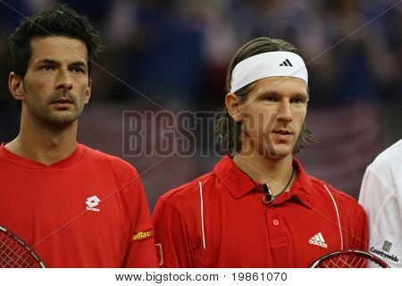 Juergen Melzer e Julian Knowle da Áustria antes de sua partida contra Bob e Mike Bryan - Cu de Davis