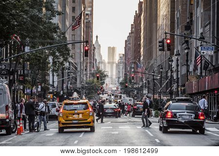 Lexington Crowdy Avenue In Manhattan At Around 5Pm On A Red Light Intersection.