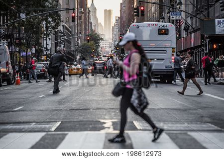 Lexington Crowdy Avenue In Manhattan At Around 5Pm On A Red Light Intersection.