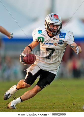 Korneuburg, Österreich-4. April: österreichische Fußball-Liga: Wr Matthew Epperon (# 7, Jäger) und seine Te