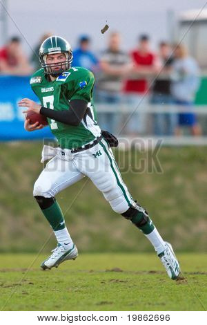 KORNEUBURG, Áustria - 4 de abril: Liga de futebol austríaco: QB Ryan Rufener (#7, dragões) lança quatro a