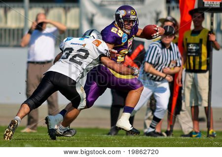 Wien, Österreich-13 April: österreichische Fußball-Liga: Rb Josiah Cravalho (# 25, Wikinger) Resultate einer zu