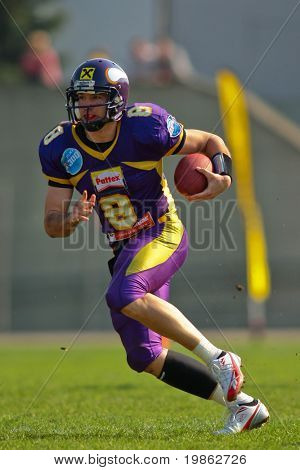 Wien, Österreich-13 April: österreichische Fußball-Liga: qb Christoph Brutto (# 8, Wikinger) und sein Team