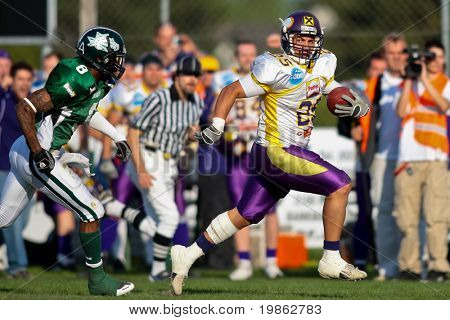 KORNEUBURG, Österrike - 18 APRIL:: österrikiska Football League: RB Josiah Cravalho (#25, vikingarna) poäng