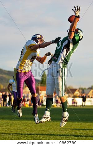 KORNEUBURG, Österreich - APRIL 18: Austrian Football League: WR Thomas Haider (#13, Drachen) und seine t