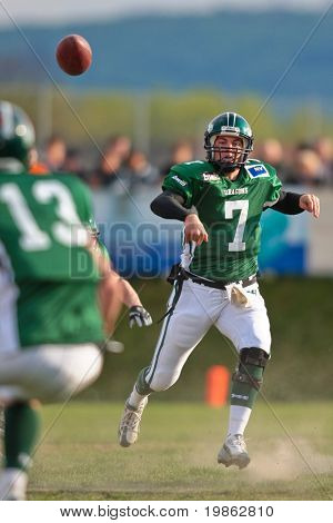 KORNEUBURG, Áustria - APRIL18: Danúbio dragões QB Christopher Rufener (n º 7) em ação como sua equipe w
