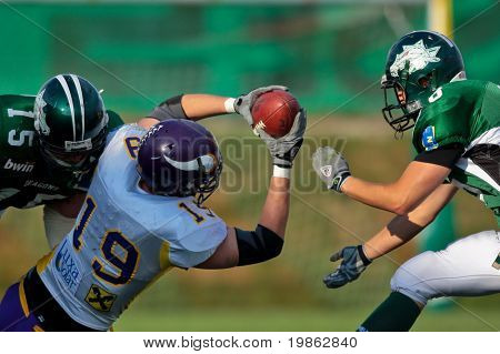 Korneuburg, Österrike - 18 April: Österrikiska Football League: TE Christoph Ataka (#19, vikingarna) poäng
