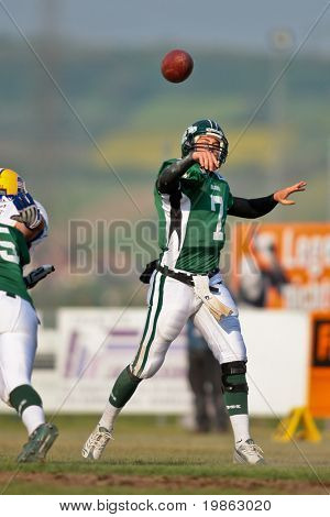 KORNEUBURG, Áustria, 3 de maio: QB Christopher Rufener (#7, dragões) em ação como sua equipe perdida para o 