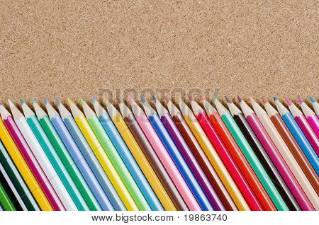 สี pencils บน? orkboard แนวคิดของโรงเรียน