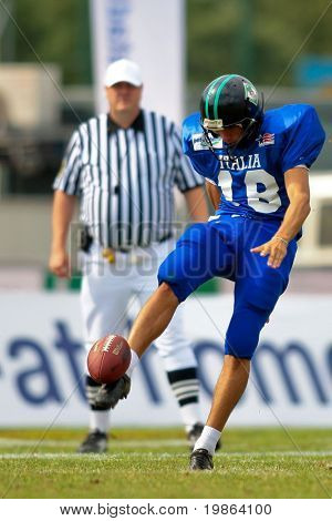 WOLFSBERG, AUSTRIA - 22 agosto Football americano B-CE: Kicker Andrea Vergazzoli (#18, Italia) su Augu