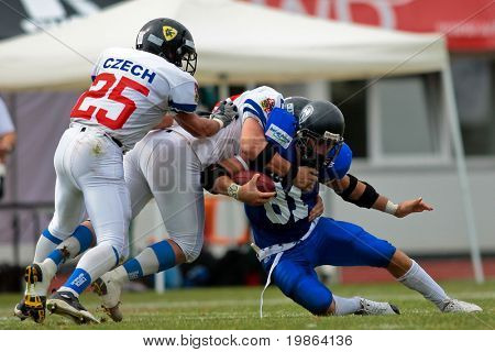 WOLFSBERG, AUSTRIA - 22 agosto American Football B-CE: WR Mario Andrioli (#81, Italia) e il suo team l