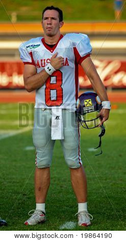 WOLFSBERG, AUSTRIA - 20 agosto: American Football B-CE: QB Christoph lordo (#8, Austria) e il suo tè