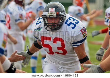 WOLFSBERG, AUSTRIA - 22 agosto: American Football B-CE: LB Jiri Zavesky (#53, Ceca) e il suo team