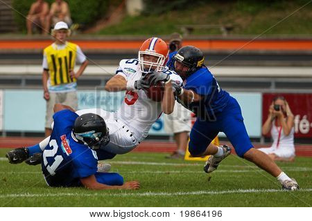 WOLFSBERG, AUSTRIA - 22 agosto: American Football B-CE: TE Jan Dundacek (#85, Ceca) e il suo team