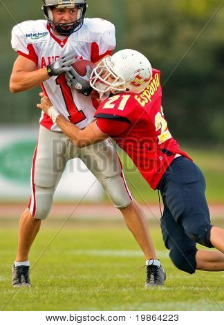WOLFSBERG, AUSTRIA - 20 agosto American Football B-CE: WR Jakob Dieplinger (#1, Austria) e il suo tè