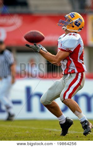 WOLFSBERG, AUSTRIA - 20 agosto American Football B-CE: DB Christoph Schreiner (#42, Austria) e la sua