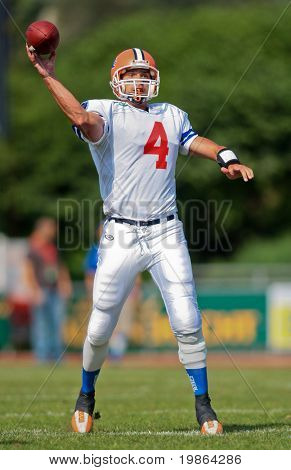 WOLFSBERG, AUSTRIA - 20 agosto American Football B-CE: QB Libor Navratil (#4, Ceca) e il suo team lo
