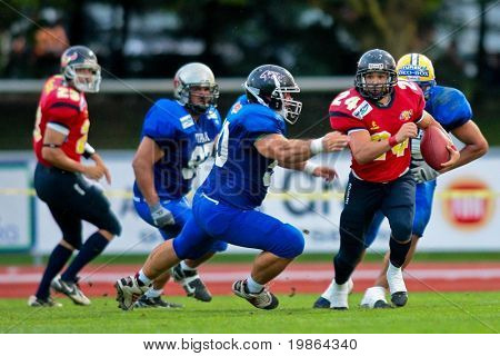 WOLFSBERG, AUSTRIA - 16 agosto: American Football B-CE: RB Marc Sola (#24, Spagna) e la sua squadra perde 