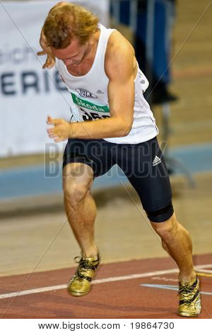 Wien, Österrike - 19 februari: Inomhus friidrott championship. Lukas Reiter (#350, Österrike) pla