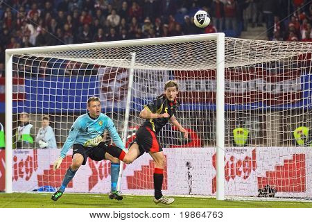 Vídeň, Rakousko - 25. března: Jan Vertonghen (#5, Belgie) a Simon Mignolet (#1, Belgie) uložte 