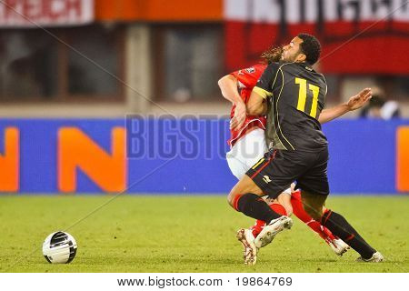 Vídeň, Rakousko - 25. března: Moussa Dembele (#11, Belgie) bojuje o míč během eura 2012 