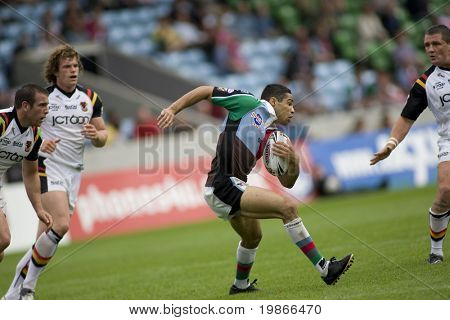 TWICKENHAM UK 03 Ağustos keskin bir yan adım meşgul Süper Ligi Rugby leagu içinde oyun alır