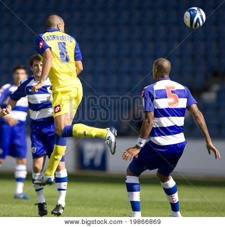 LONDON, UK AUGUST 2, Mirco Gasparetto mit einem springenden Header in der Vorsaison freundlich Fußball-matc