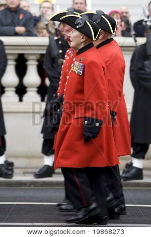 WHITEHALL, Londres - 8 NOV: Des soldats retraités maintenant en poste au Royal Hospital Chelsea et connu sous le nom