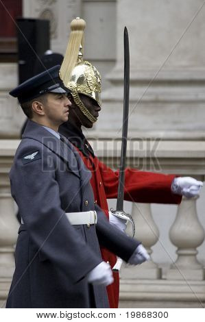 WHITEHALL, Londres - 8 NOV: The Royal Air Force et les Life Guards marcher ensemble à la Briti Royal