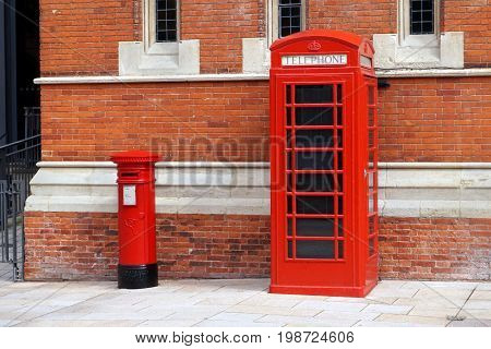 Stratford-upon-avon, Uk - July 21 2017: Iconic British Red Telephone Box And Pillar Box Against A Cl