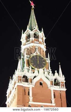 Spasskaya tårn i den mørke nat klokken tolv