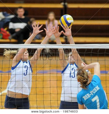 KAPOSVÁR, Maďarsko - březen 1: Gabriella Kondor a Gabriella Serak blokuje míč v maďarské E