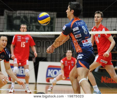 KAPOSVAR, Ungarn - 6 februar: Jasmin Cuturic modtager bolden ved en Middle Europa League volleyb