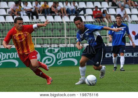 KAPOSVAR, Ungheria - 25 luglio: I giocatori non identificati in azione presso la V. Youth Football Festival sotto 