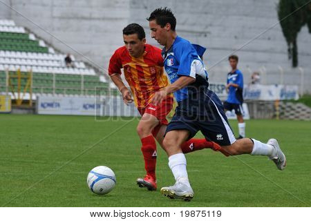 KAPOSVAR, Ungheria - 25 luglio: I giocatori non identificati in azione presso la V. Youth Football Festival sotto 