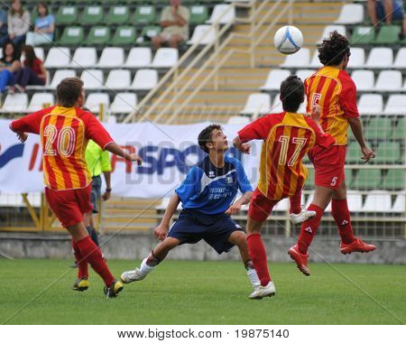 KAPOSVAR, Ungheria - 25 luglio: I giocatori non identificati in azione presso la V. Youth Football Festival sotto 