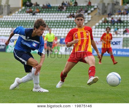 KAPOSVAR, Ungheria - 25 luglio: I giocatori non identificati in azione presso la V. Youth Football Festival sotto 