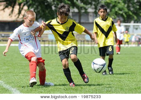 KAPOSVÁR, Maďarsko - 20. července: Neidentifikovaný hráče v herně V. Youth Football Festival pod 