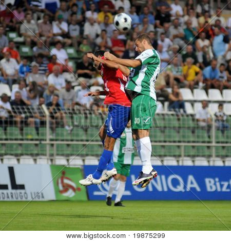 KAPOSVAR, Ungheria - 15 agosto: Attila Zabos (L) e Srdan Stanic in azione a Cha nazionale ungherese