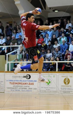NAGYATAD, Ungarn - 5. februar: Peter Gulyas (med bold) i aktion på ungarsk Cup håndbold mat
