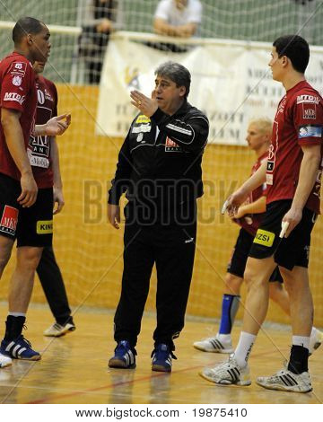 NAGYATAD, Ungarn - 5. februar: Lajos Mocsai Veszprem coach (C) giver instruktion på ungarsk Cup H
