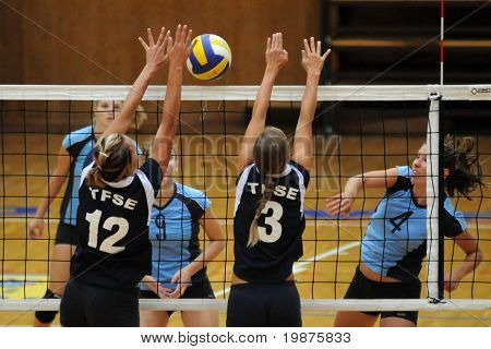 Zsuzsanna Czmerk (4) 파업 헝가리어 추가 Leagu 공을 KAPOSVAR, 헝가리-9 월 13 일: