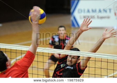 KAPOSVAR ฮังการี - 19 กันยายน: Viktor Skoric (สีดำ) บล็อกลูกที่ Voll นานาชาติ FHB