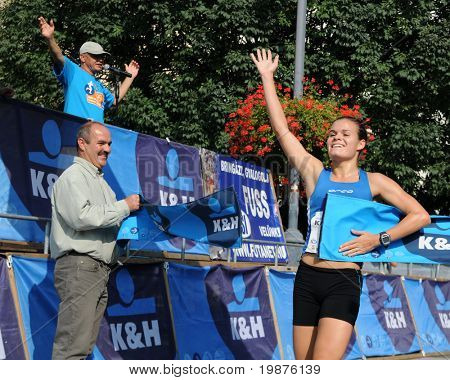 KAPOSVAR ฮังการี - วันที่ 20 กันยายน: Greta Horvath ฉลองที่เส้นชัยในระหว่างทำงาน K & H