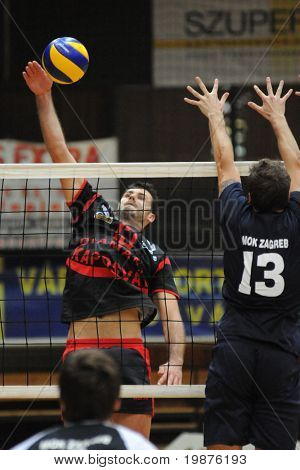 KAPOSVAR, Ungheria - 2 ottobre: Vojislav Skoric (L) colpisce la palla in un campionato europeo medio voll