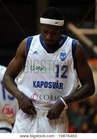 KAPOSVAR, Ungarn - 10 oktober: Larry Welton i aktion på ungarske mesterskab basketball