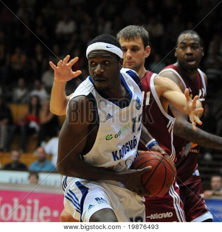 KAPOSVAR, Ungarn - 10 oktober: Larry Welton i aktion på ungarske mesterskab basketball