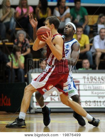 KAPOSVAR, Ungarn - 10 oktober: Larry Welton i aktion på ungarske mesterskab basketball