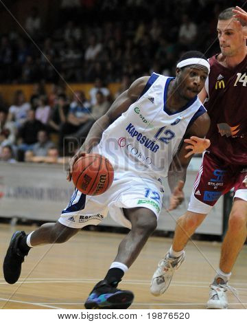 KAPOSVAR, Ungarn - 10 oktober: Larry Welton i aktion på ungarske mesterskab basketball
